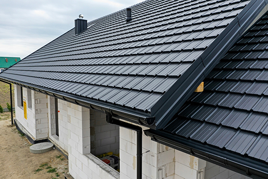 Доборы для гибкой и модульной черепицы: нюансы изготовления